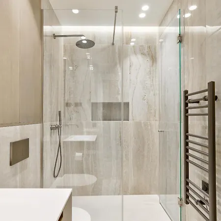 Urban Flat 191 - Luxury 3 Bedroom - Madeleine *