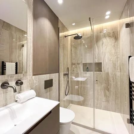Urban Flat 191 - Luxury 3 Bedroom - Madeleine Apartment *