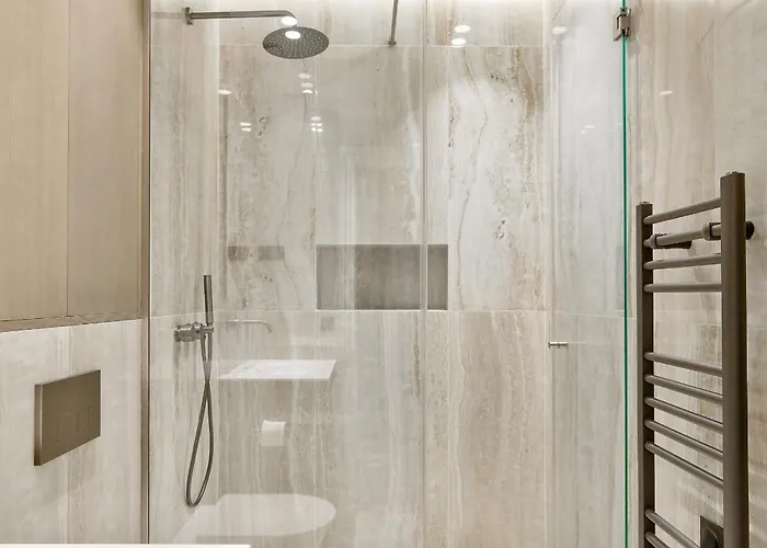 Urban Flat 191 - Luxury 3 Bedroom - Madeleine *